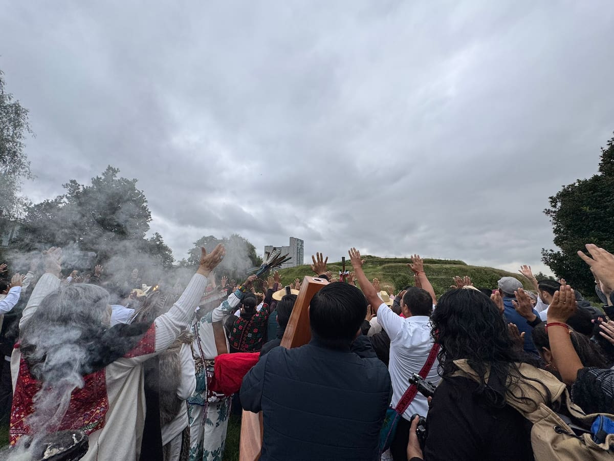 En la zona arqueológica de Cuicuilco, pueblos originarios entregaron bastones de mando al presidente electo de la SCJN. | Foto: @IrvingEspinosa_ /X.