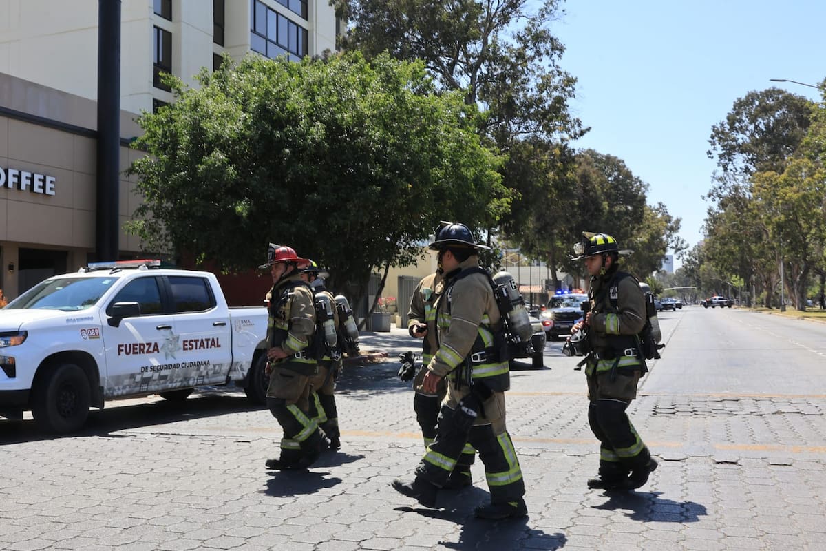 La alerta provocó la evacuación del personal y un operativo de seguridad en el inmueble ubicado sobre Paseo de los Héroes, en Zona Río. Foto: Sergio Ortiz