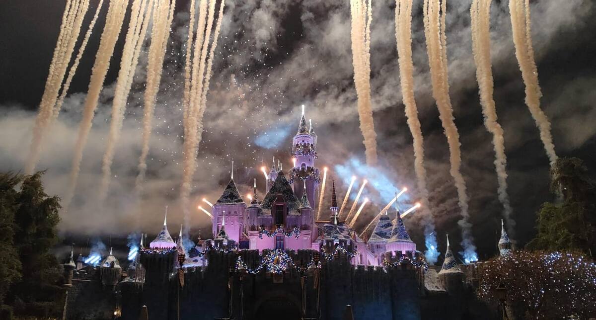 Los colores rojo y verde cubrieron el cielo del parque temático con el show de fuegos artificiales que deslumbraron a los presentes.