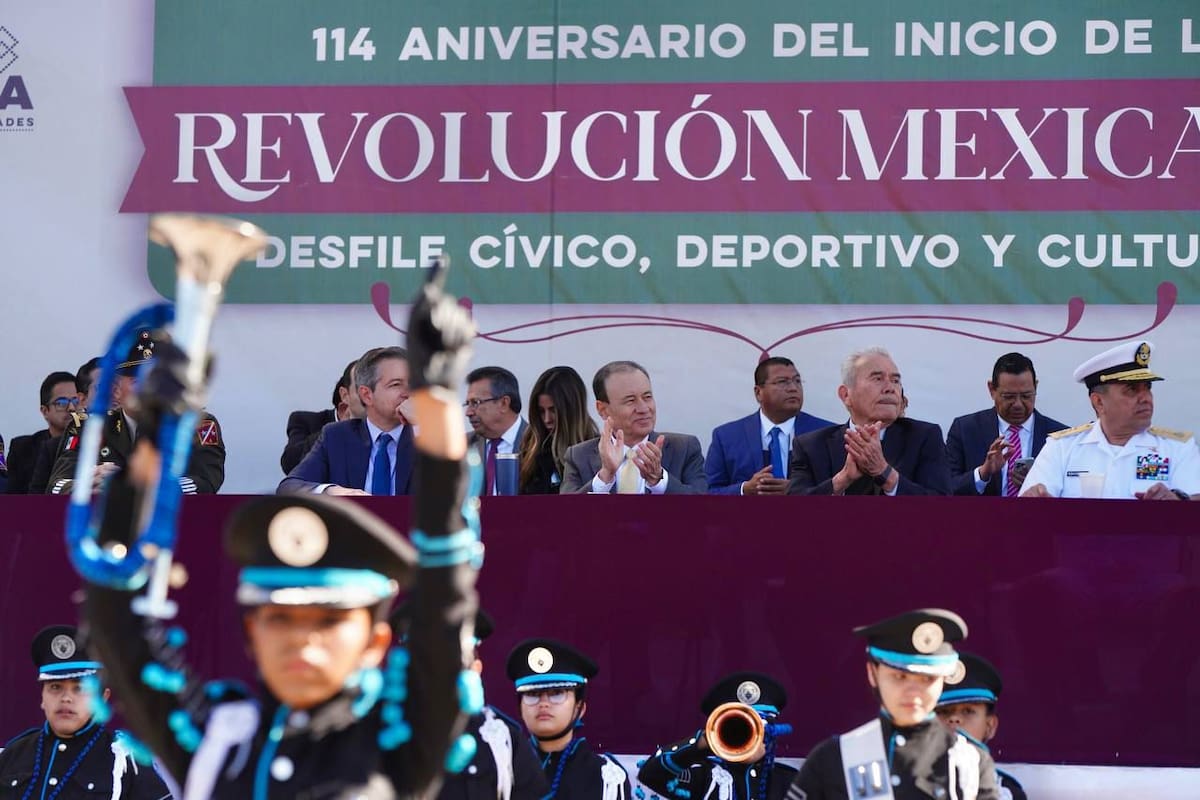 Gobernador acompaña a 5 mil jóvenes en el desfile del 114 aniversario de la Revolución
