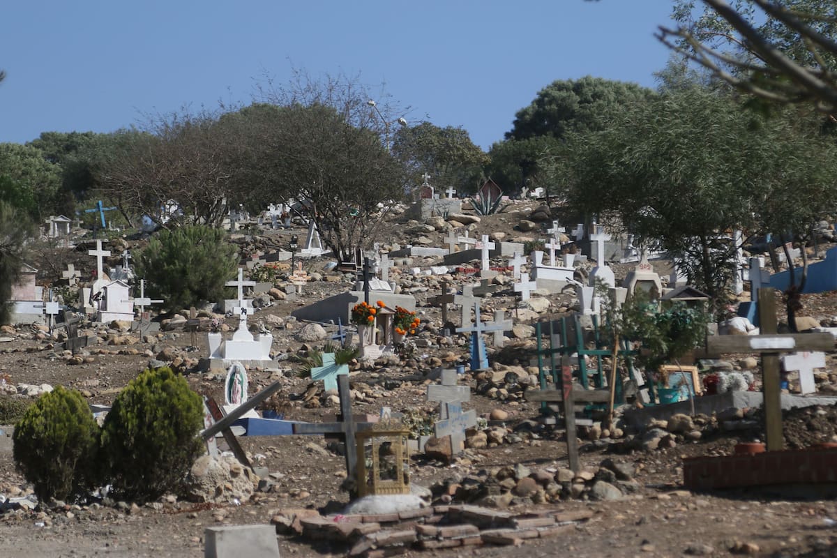 Listos panteones de Tijuana para recibir visitantes por Día de Muertos