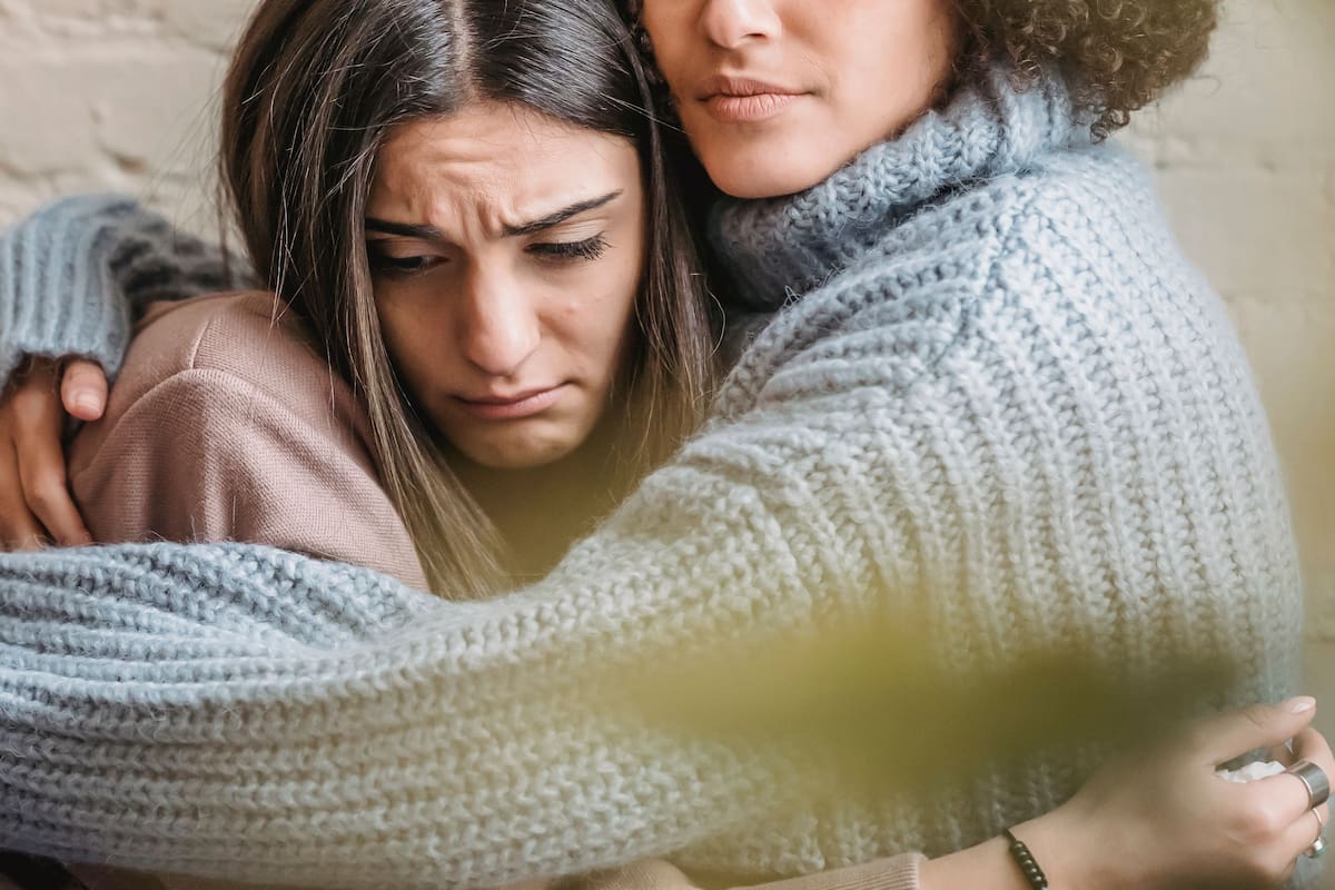 Lagilidad para mensajear no asegura que una persona esté disponible cuando se requiere apoyo real. | Pexels