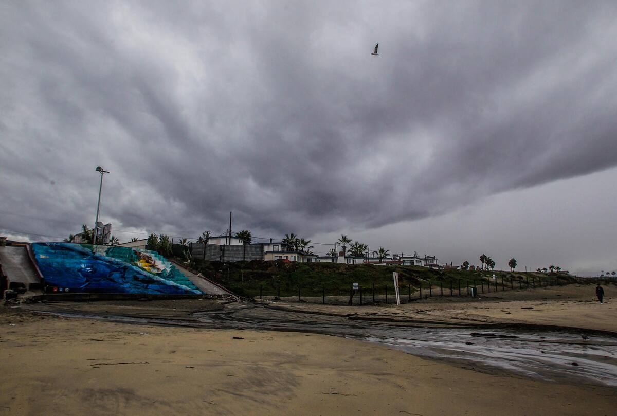 Fotografía de archivo de una playa cubierta de nubes grises en Ensenada, Baja California (México). | Crédito: EFE/ Alejandro Zepeda