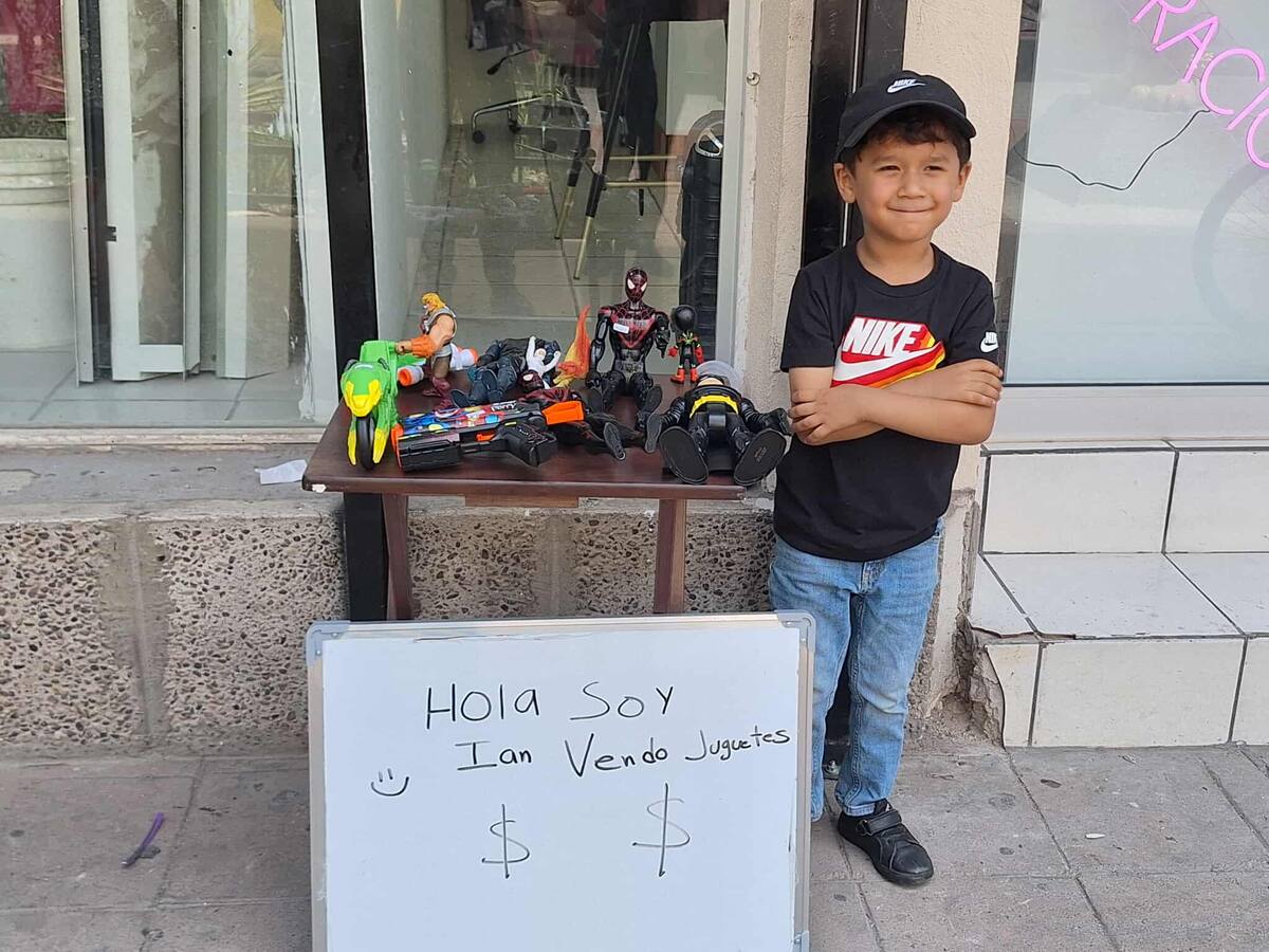 Con solo 5 años, Ian emprende en Hermosillo para apoyar con útiles escolares