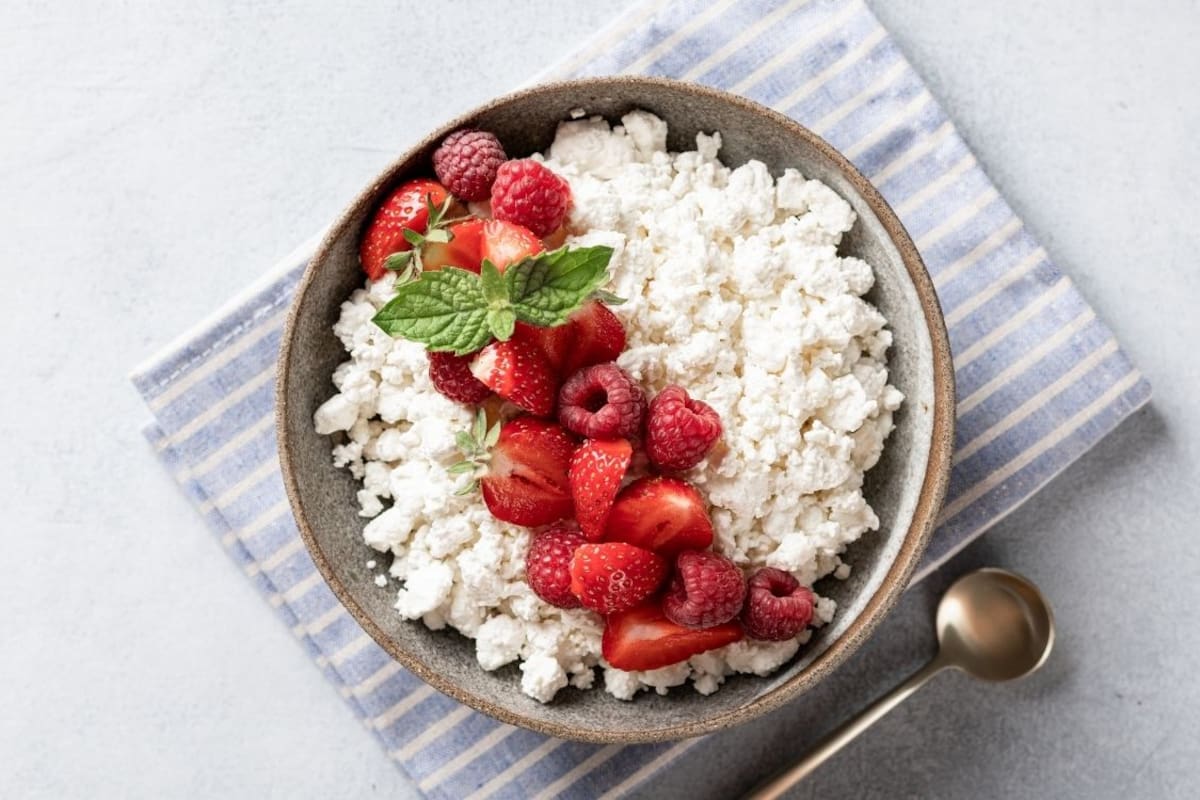 Cómo combinar el queso cottage en el desayuno para sumar proteína y sentirte satisfecho por más tiempo
