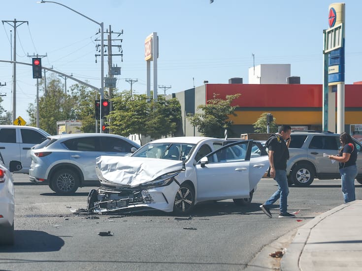 Carambola deja cuatro carros con daños en Villas del Palmar