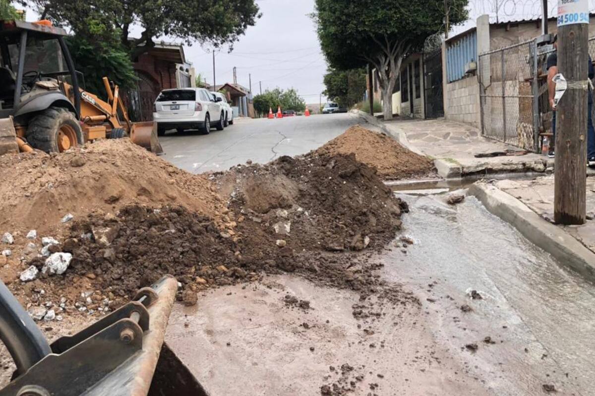 Trabajadores de Cespt rompen tubo y se derraman miles de litros de agua en Rosarito