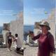 Turistas de la tercera edad interrumpen una propuesta de ensueño… y se vuelve viral