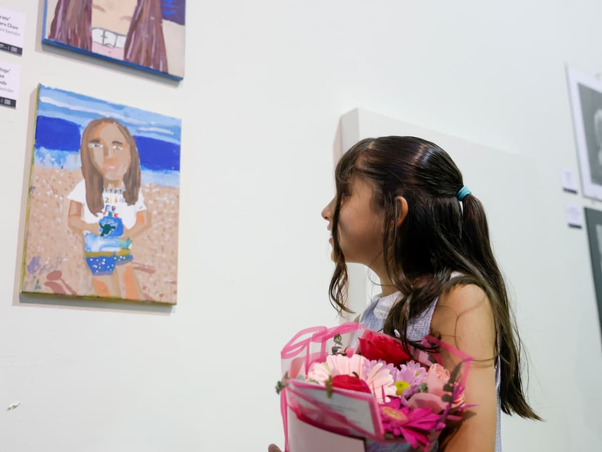 La exposición reúne piezas realizadas por alumnos de pintura, dibujo, fotografía, cerámica, mosaico y técnicas mixtas; permanecerá abierta al público hasta el 30 de agosto. Foto: Juan J. Morales