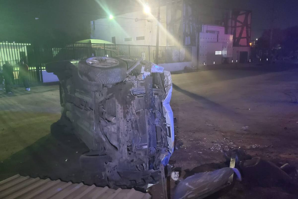 Vuelca y abandona camioneta