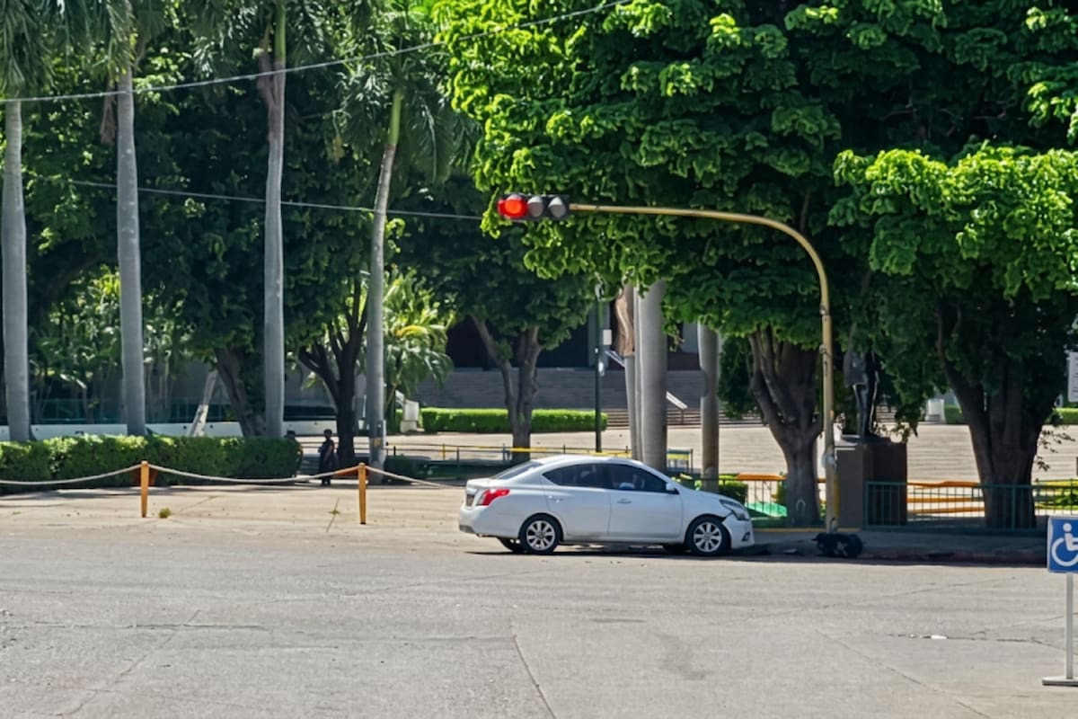 Ataque armado frente al Palacio de Gobierno en Culiacán deja dos hombres muertos