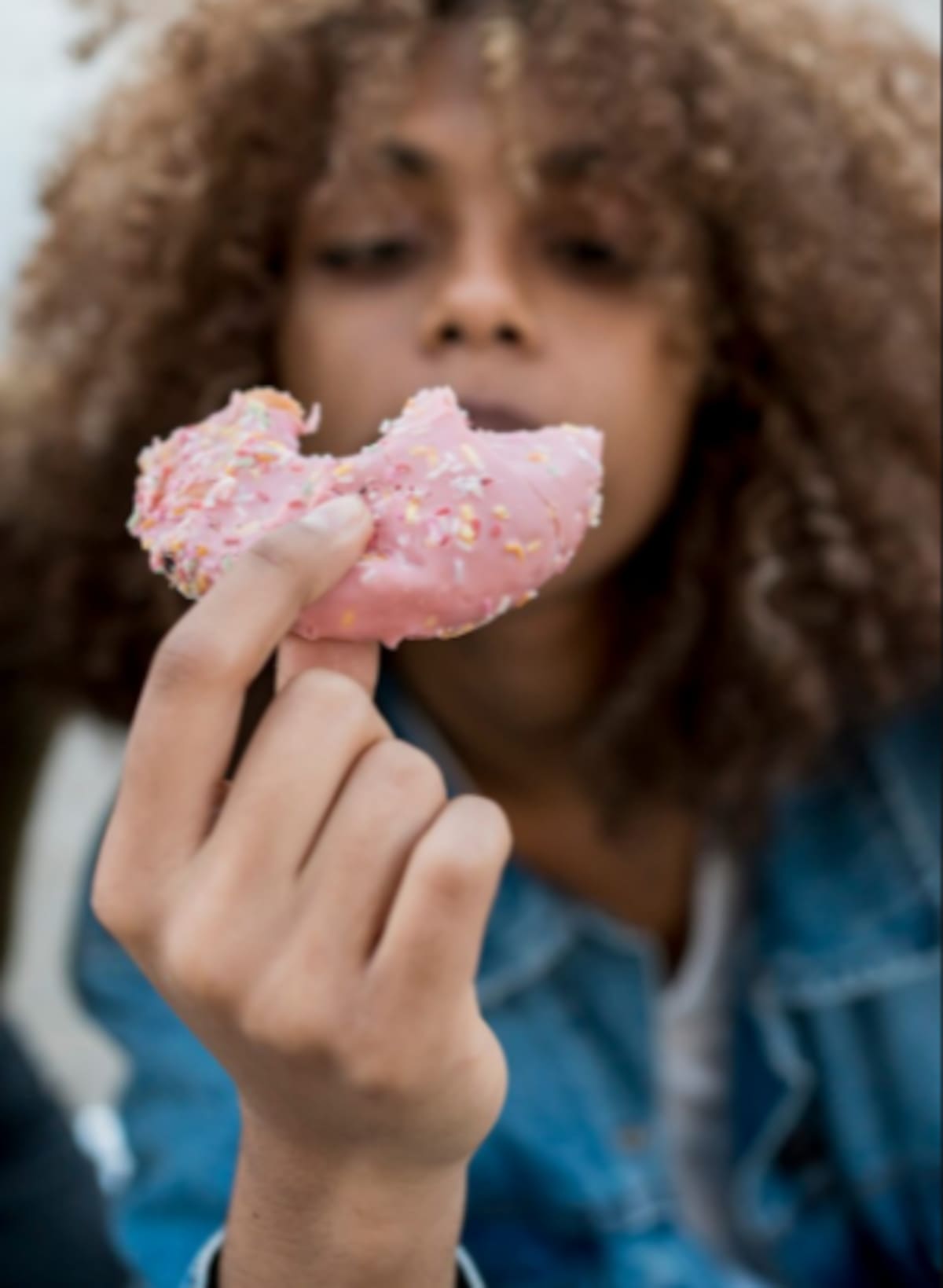 Los carbohidratos simples generan un aumento rápido del azúcar en sangre, seguido de una caída igual de pronunciada. | Foto: Freepik