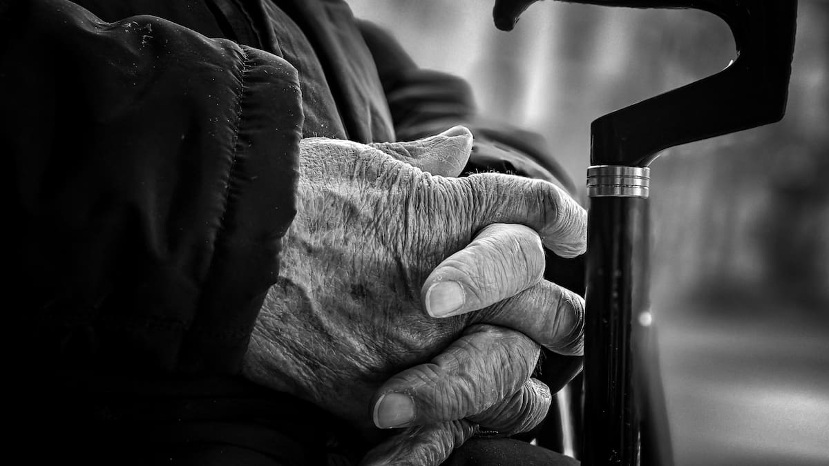 El hombre, de 87 años, fue hallado sin vida en la cama.