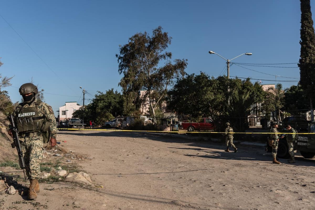 Localizan cuerpo con huellas de violencia en un vehículo