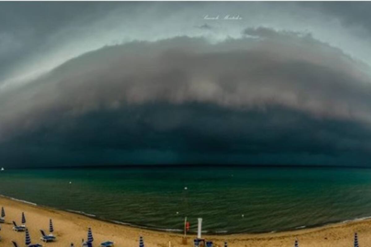 Impresionante nube gigante se cierne sobre una playa