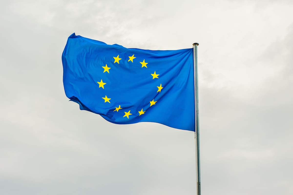 Unión Europea multa a Google con más de mil millones de dólares por favorecer sus propios servicios y limitar la competencia digital