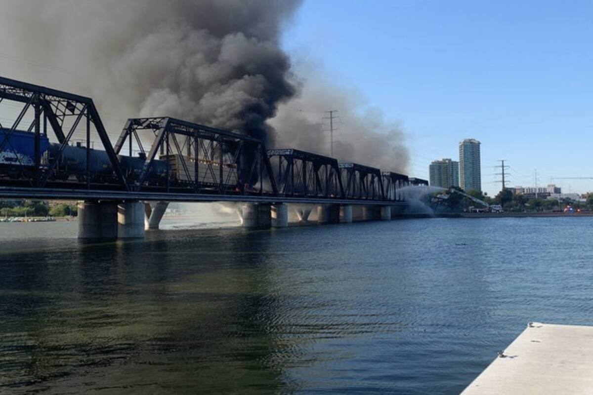 VIDEO: Tren se descarrila y causa incendio en puente de Tempe, Arizona