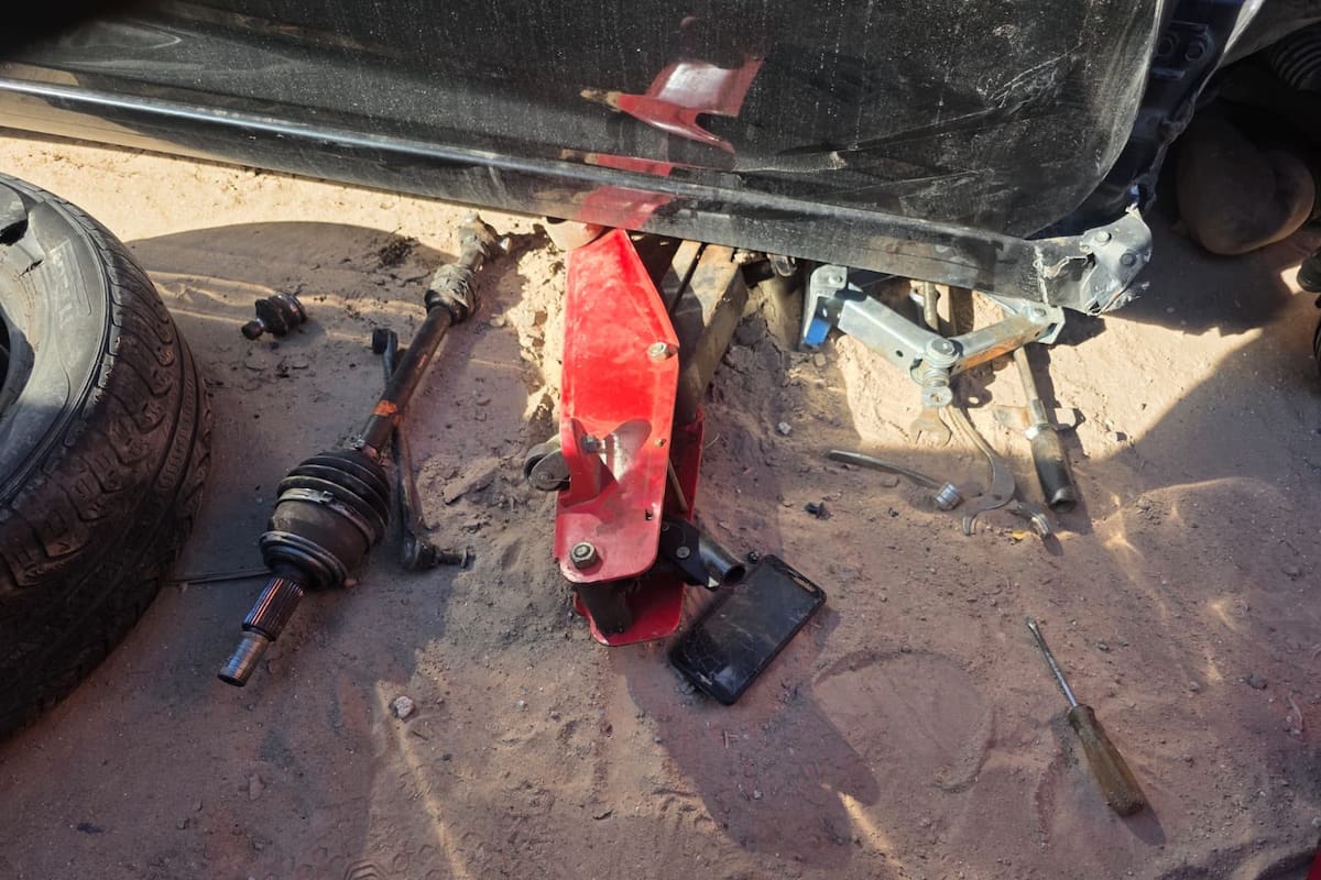 Muere mecánico aplastado por un carro que reparaba en la colonia Terrenos Rústicos