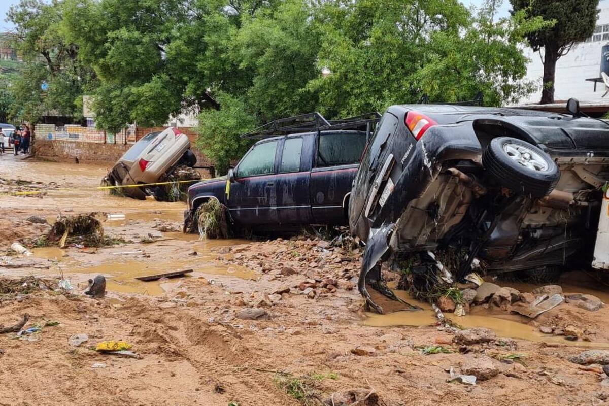 Lluvia en Nogales deja carros arrastrados, techos, bardas y árboles caídos