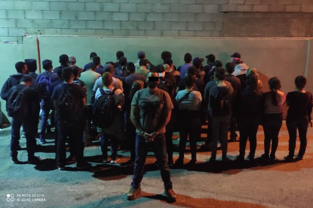 Detienen a sujeto que transportaba a 41 migrantes