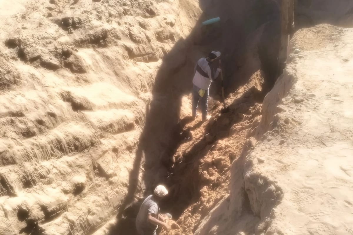 Dos trabajadores quedan atrapados durante obra de drenaje, muere uno