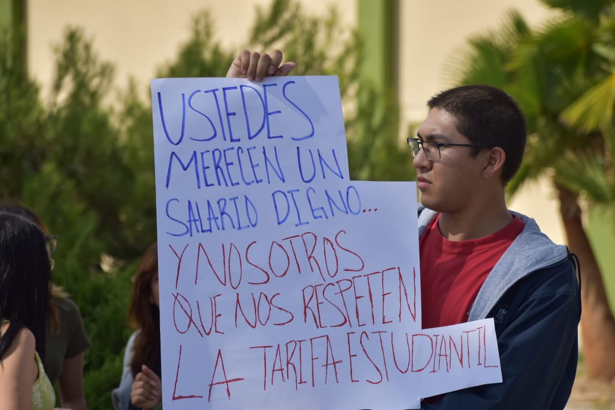 Protestan alumnos de UABC por malas condiciones del transporte público
