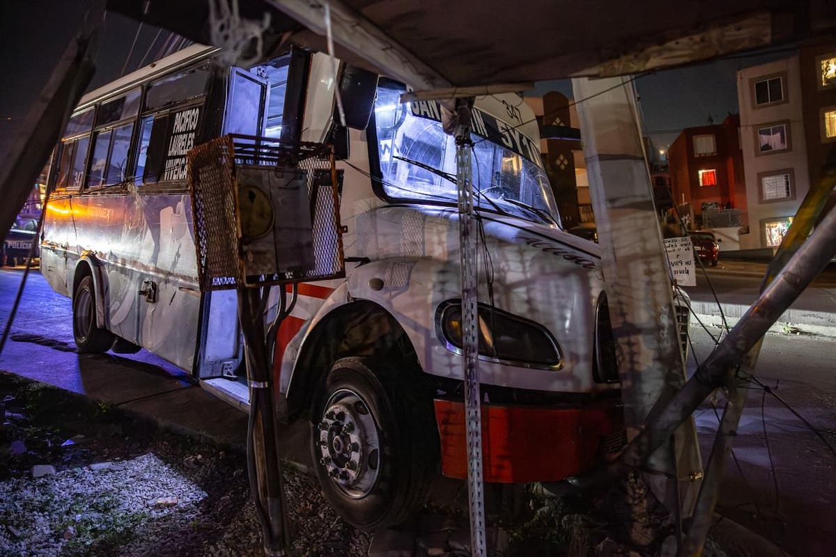 Camión se impacta contra poste en Lomas de San Martín