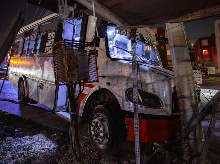Camión se impacta contra poste en Lomas de San Martín