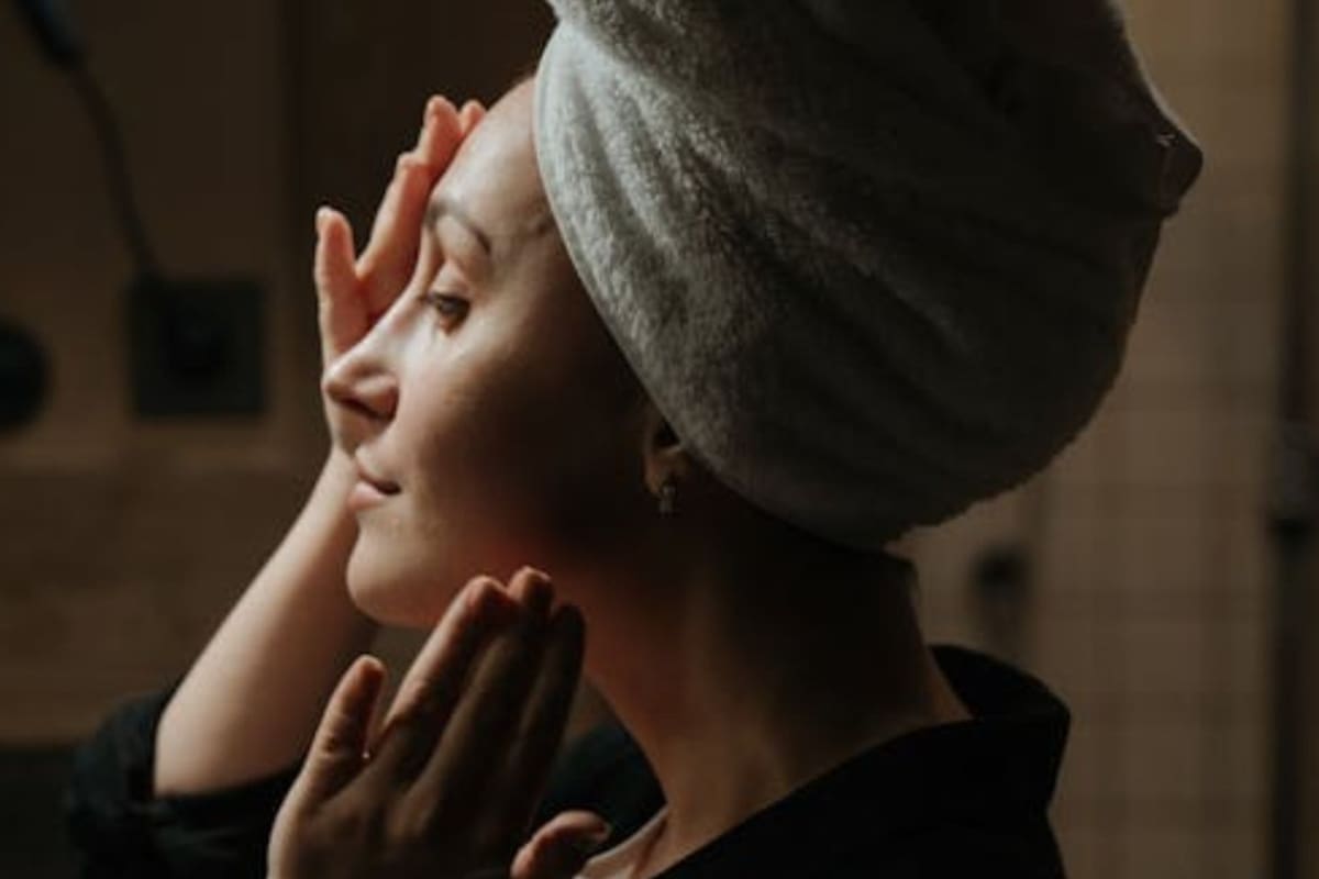 Evita estos errores comunes en el cuidado de la piel a partir de los 40