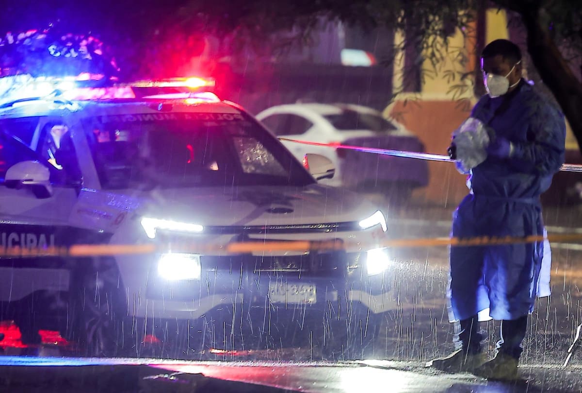 Un hombre fue ultimado a tiros en la esquina del bulevar Luis Encinas y Av. Universidad, en la colonia Universidad. Al lugar acudieron periciales del estado a recabar indicios que lleven al esclarecimiento del crimen.