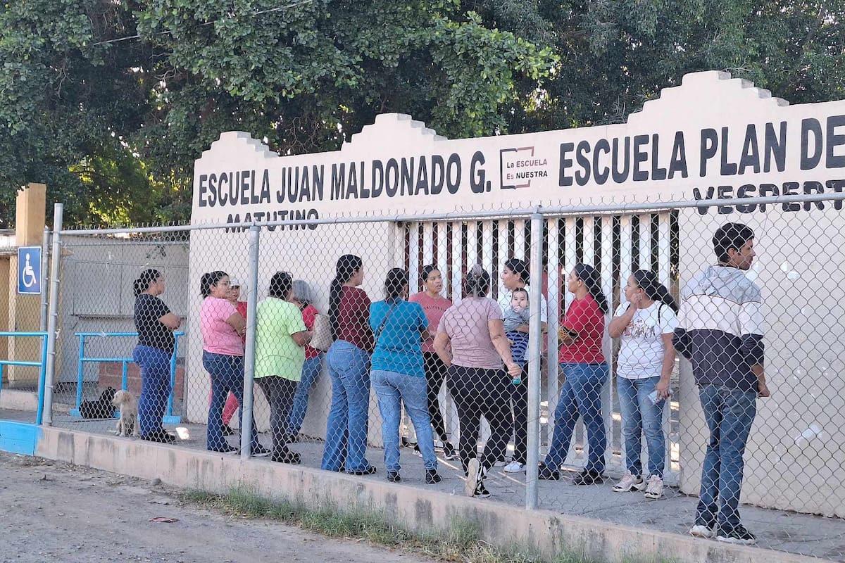 Padres de familia cierran primaria; Exigen limpieza de terrenos por casos de dengue