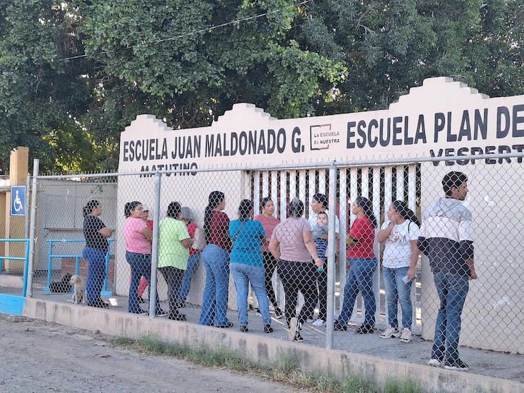 Padres de familia cierran primaria; Exigen limpieza de terrenos por casos de dengue