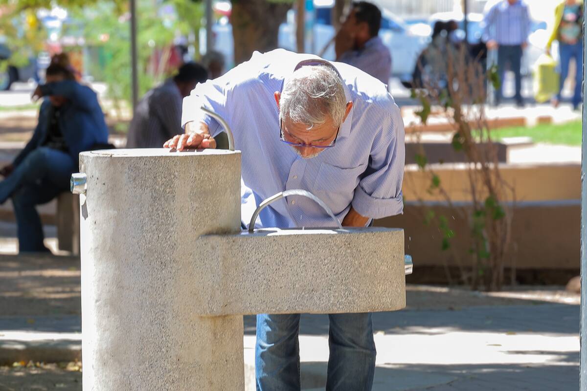 Una de las recomendaciones ante la calurosa semana que se espera en Sonora es hidratarse bien. | Eleazar Escobar