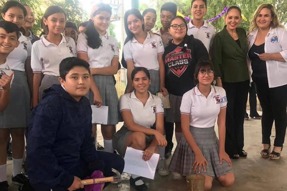 Llenan alumnos el "cochinito" para ayudar a niños con cáncer