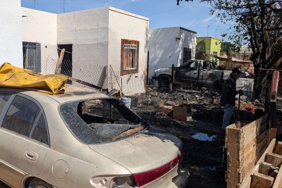 Incendio en la colonia Los Arroyos daña tres viviendas y dos vehículos; vecino señala que pudo ser provocado