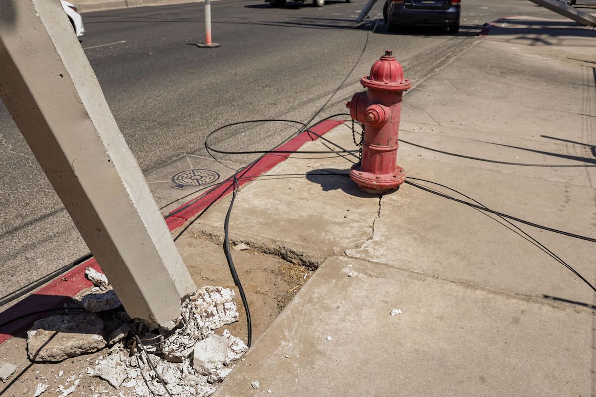 Fuertes vientos derriban más de 30 postes en la carretera Mexicali–San Luis; estiman 500 viviendas sin energía eléctrica en el Valle