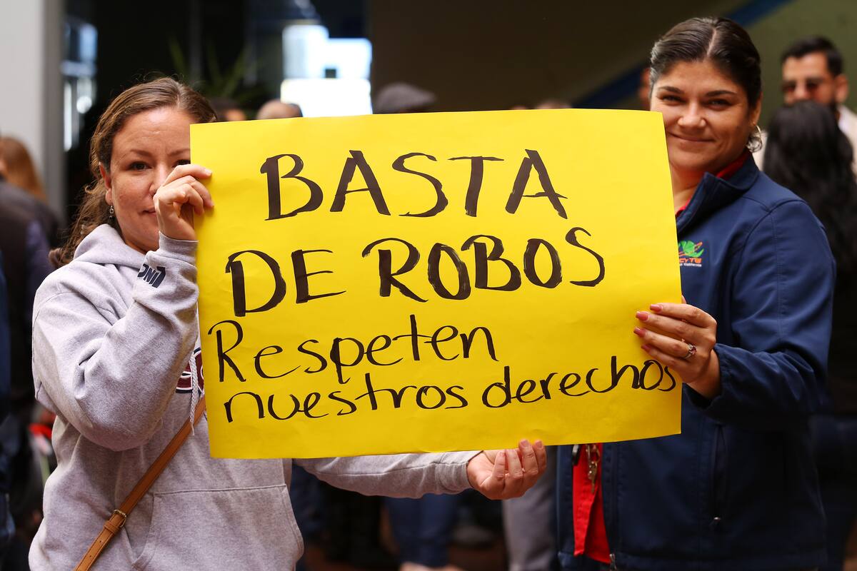 Exigen pago maestros interinos