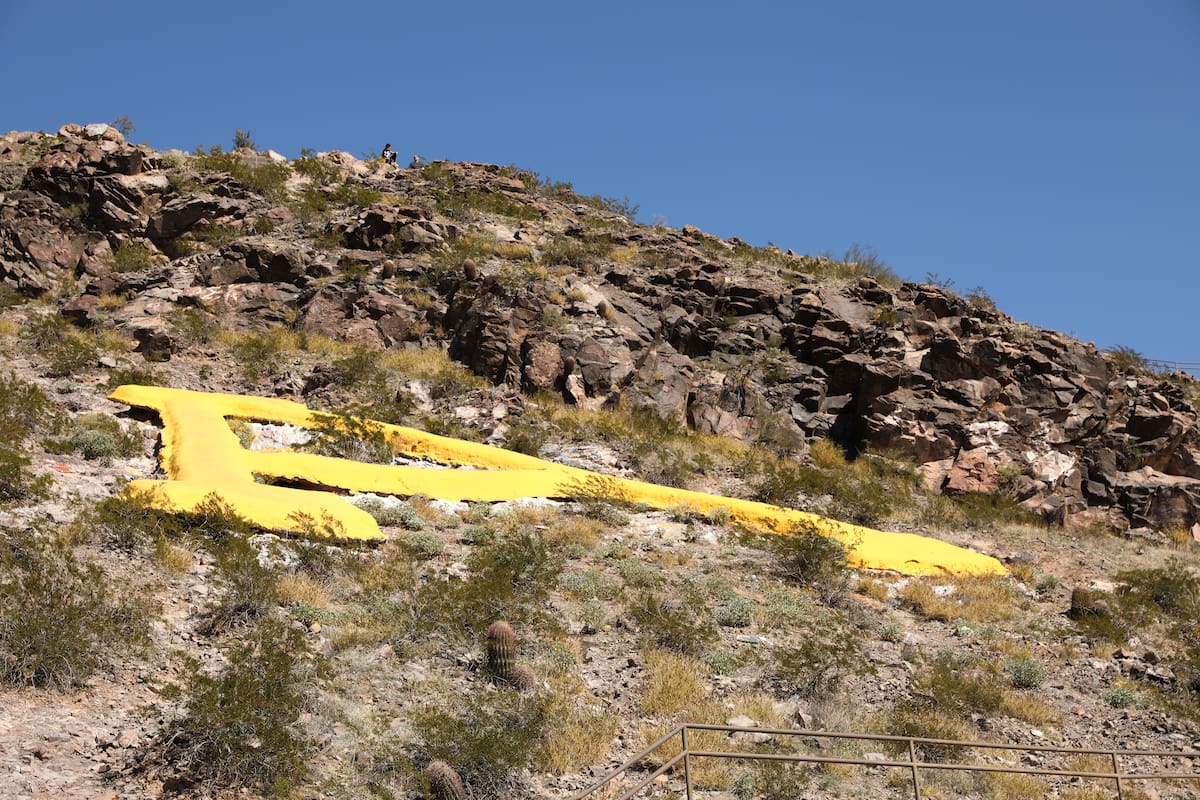 Símbolo de orgullo para la comunidad de la Universidad Estatal de Arizona, la Montaña “A”.