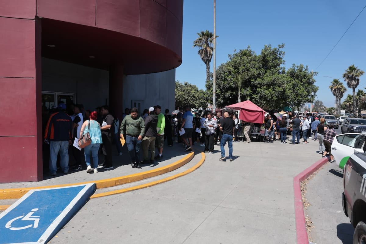 Desde tempranas horas automovilistas se presentaron en las instalaciones de la Subrecaudación Auxiliar de Rentas. Foto: Sergio Ortiz