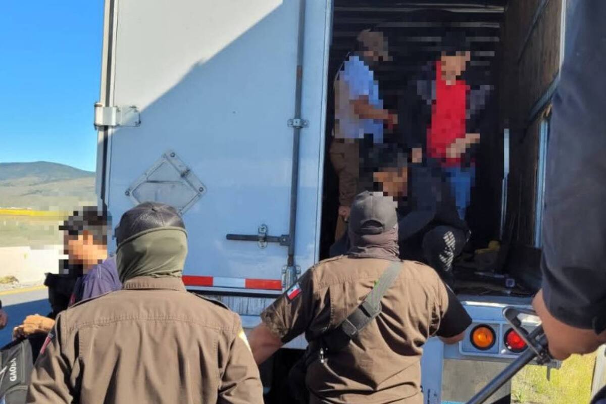 Localiza INM a 110 migrantes hacinados en caja de tráiler en Nuevo León
