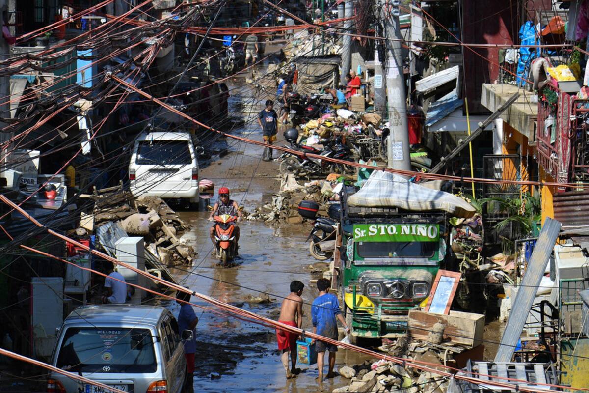 Camina sobre cables de alta tensión para recoger comida en Filipinas