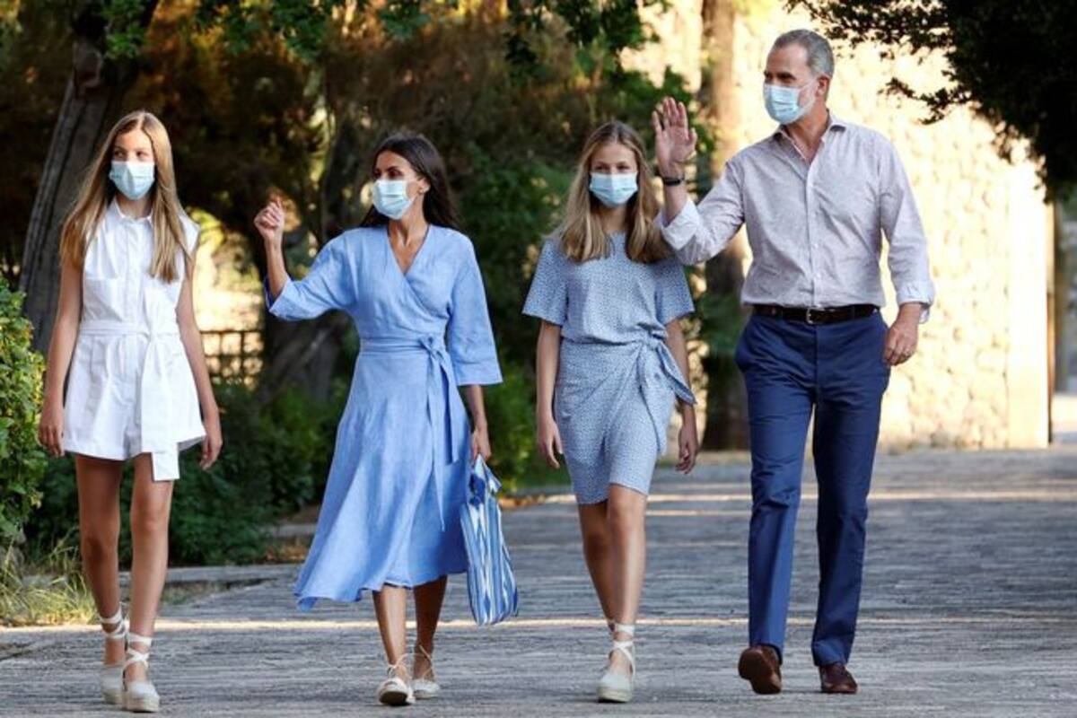 Reyes de España hacen posado de verano cada vez menos protocolario