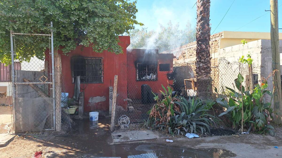 Incendio consume vivienda en la colonia Luis Donaldo Colosio