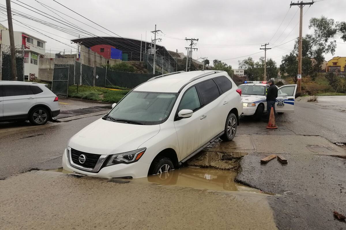 Caen autos en socavón en rampa hacia la Ibero Tijuana