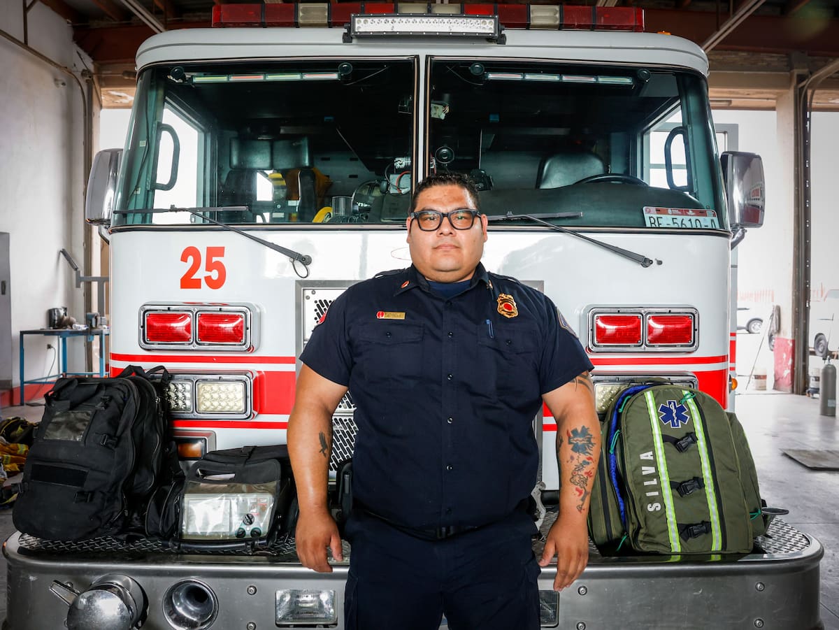 Paramédicos bomberos
En Mexicali y su Valle, 74 paramédicos del Cuerpo de Bomberos brindan primeros auxilios y estabilizan pacientes cuando las ambulancias no están disponibles. El capitán Jesús Arturo Silva explicó la importancia de esta atención durante los minutos críticos de una emergencia. Foto: Juan J. Morales