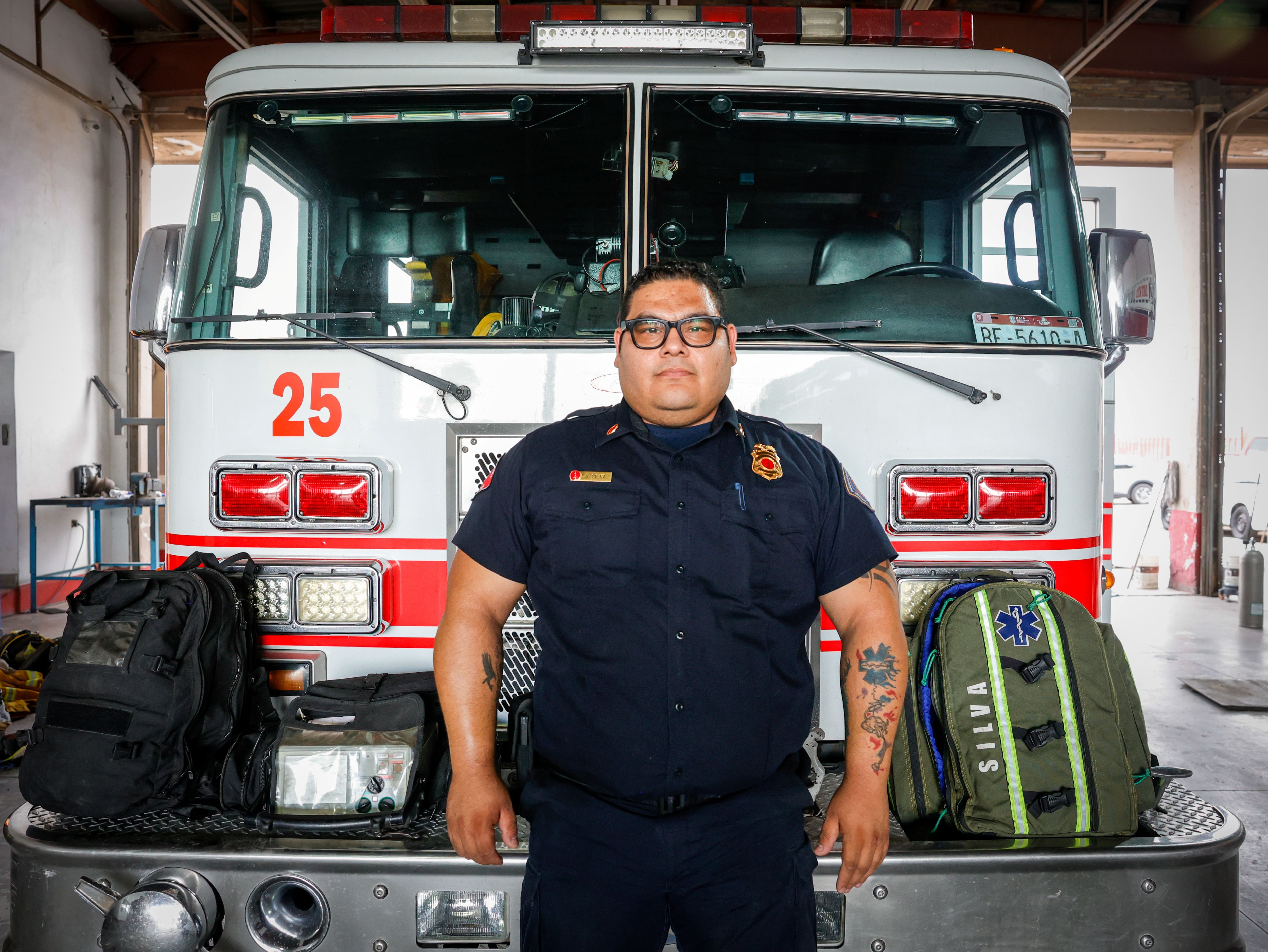 Paramédicos bomberos
En Mexicali y su Valle, 74 paramédicos del Cuerpo de Bomberos brindan primeros auxilios y estabilizan pacientes cuando las ambulancias no están disponibles. El capitán Jesús Arturo Silva explicó la importancia de esta atención durante los minutos críticos de una emergencia. Foto: Juan J. Morales