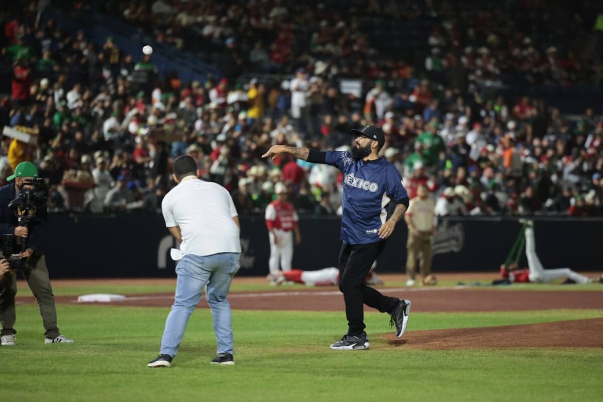Sergio Romo lanza la primera bola en la final en la Serie del Caribe