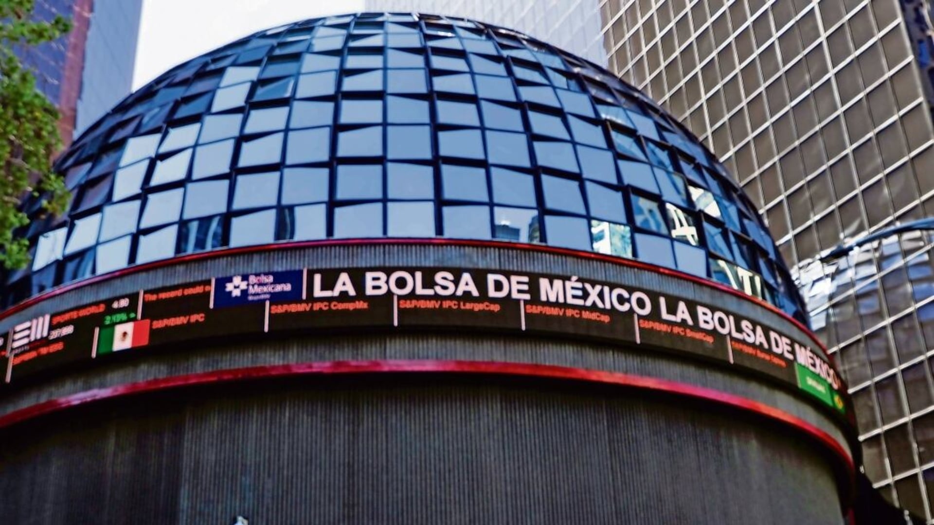 La Bolsa Mexicana de Valores cayó 1.65% este jueves, su peor sesión en tres semanas, tras amenazas de Donald Trump a Irán que generaron nerviosismo sobre la estabilidad energética y una fuga de capitales hacia el dólar. /El Universal