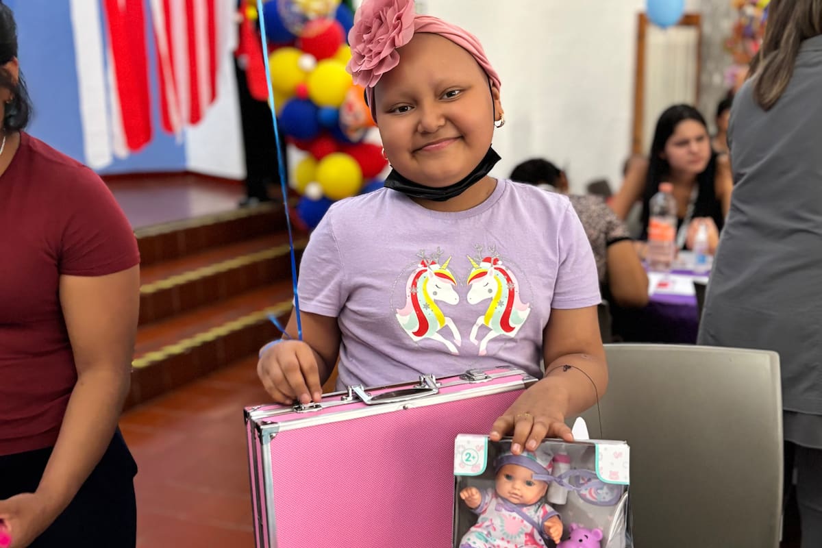 Donan juguetes a niños con cáncer en la Casa de la Amistad como parte de iniciativa ciudadana