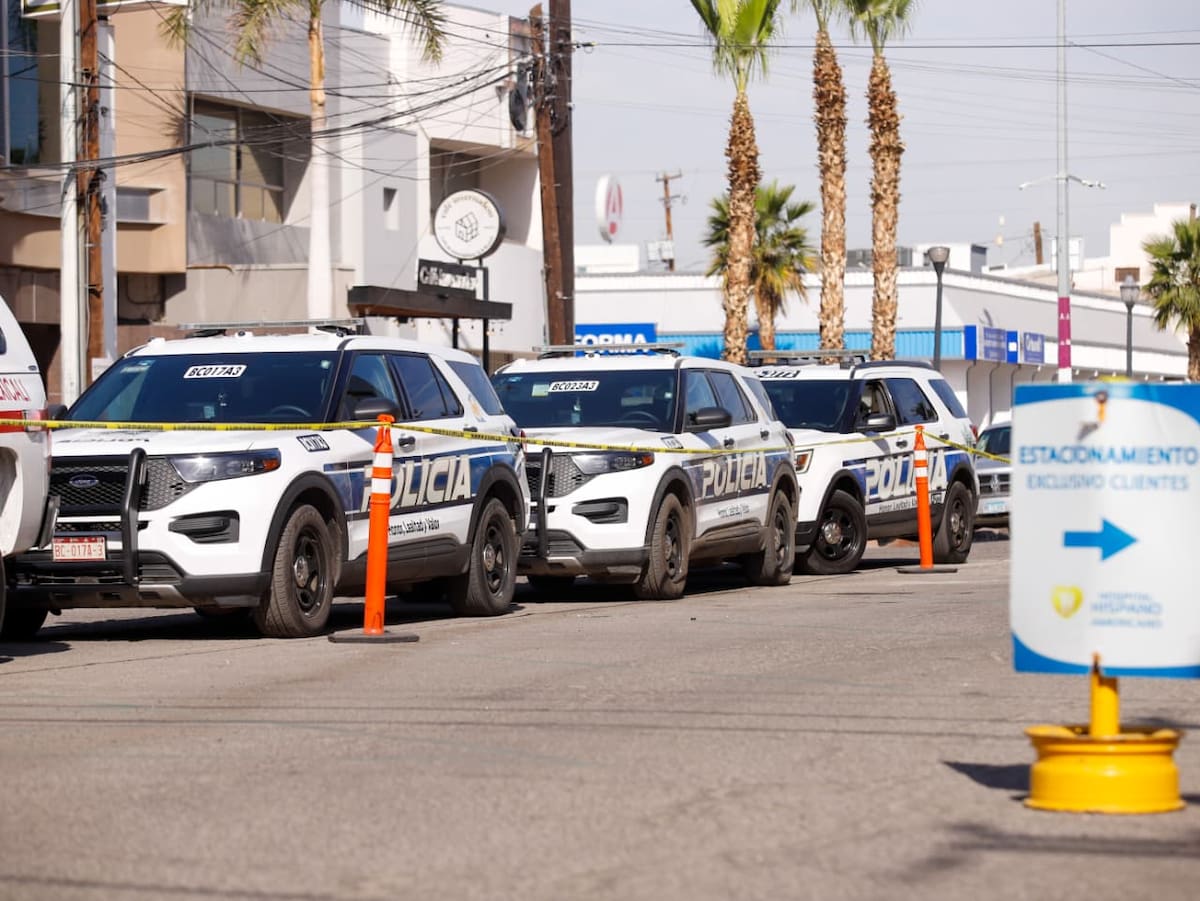 Un hombre que trabajaba en una obra de un hospital particular sufrió una descarga eléctrica y cayó desde una altura aproximada de 8 metros, quedando en estado grave. Foto: Johnny Morales